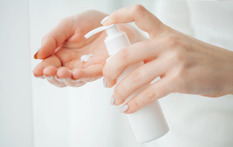 In che modo la pompa di sapone di schiuma influisce sull'esperienza utente complessiva, in particolare in termini di facilità d'uso, coerenza della produzione di schiuma e comodità generale?